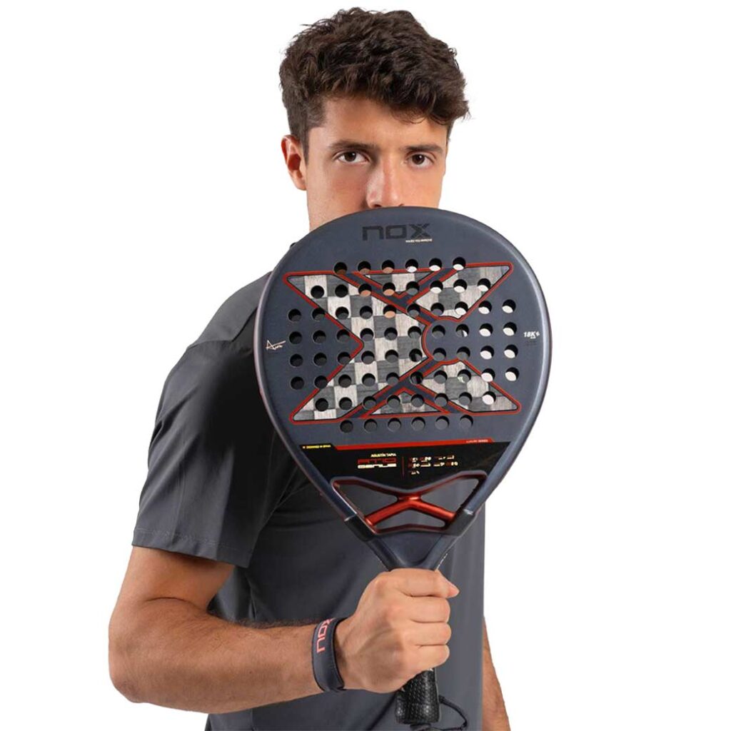 The new Agustín Tapia racket for the 2025 season is an evolution of the unprecedented success of the AT10 Luxury Genius 18K Alum, with which he reached the top of the world padel scene.